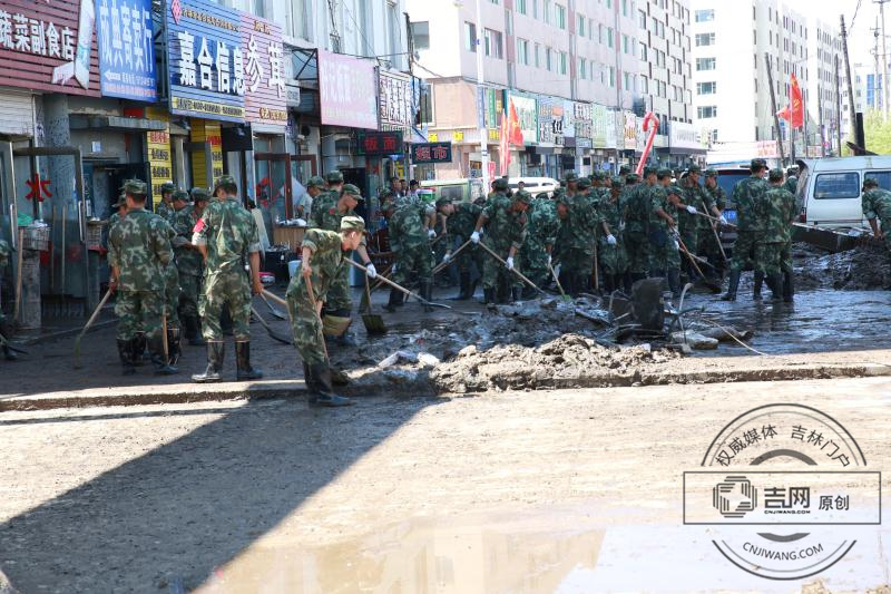 武警吉林省总队组织官兵全力开展灾后清淤工作