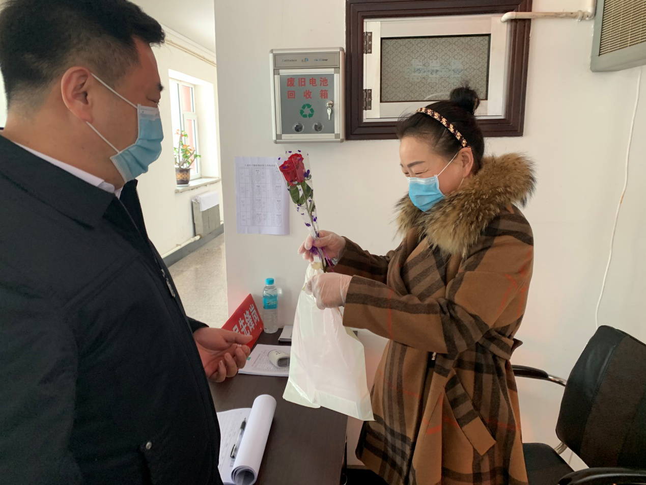 桦甸市暖心书记自掏腰包送祝福一线女同志感动落泪