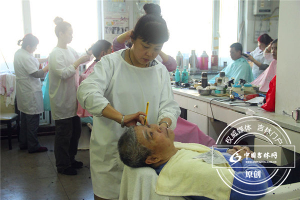 吉林市一家国营理发店浓浓的复古风 经历了60多年龙抬头